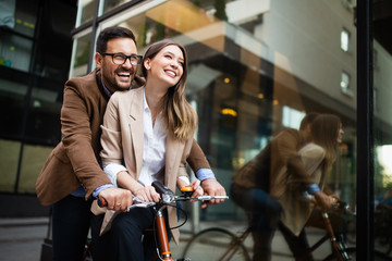 Obraz premium Attractive young business couple embracing at street