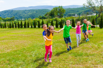 Kids follow the girl, happy time with friends