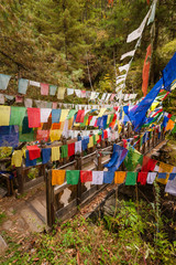 Fototapeta premium Święty most z kolorowymi flagami modlitewnymi