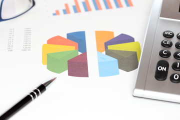 Rechner mit Zahlen und Diagramm