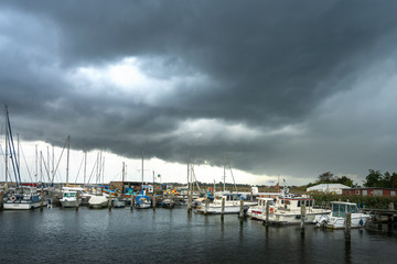Regenwolken am hafen von Hiddensee