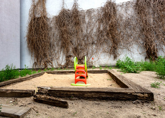 maroder Sandkasten auf einem Kinderspieplatz in Berlin