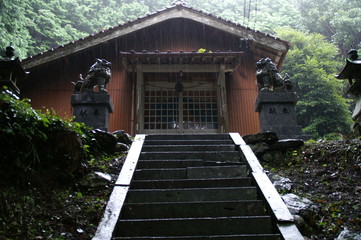Fototapeta premium Rain Shrine 雨の神社