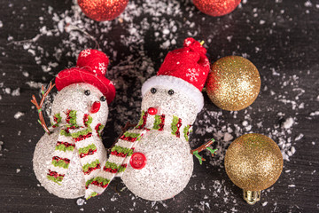 Decoracion navideña en fondo negro celebracion fiestas muñeco de nieve