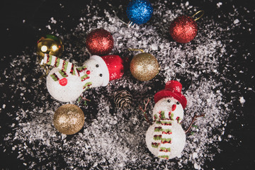Fototapeta na wymiar Decoracion navideña en fondo negro celebracion fiestas muñeco de nieve