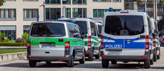 mehrer Deutsche Polizeiwagen bei einer Demonstration