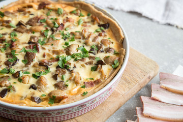 Homemade quiche lorraine with chicken, mushrooms, cheese and bacon. Tart with chicken. Chicken pie. Mushroom pie