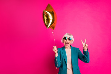Portrait of her she nice-looking attractive crazy overjoyed cheerful cheery gray-haired lady...