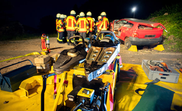 Rettungsschere und Rettungsspreizer im Einsatz bei Verkehrsunfall