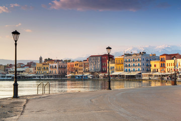 Obraz premium Lighthouse of the old Venetian port in Chania at sunrise, Crete. Greece