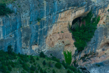Cuevas en el calar , montaña de roca caliza en Benizar,Moratalla(España)