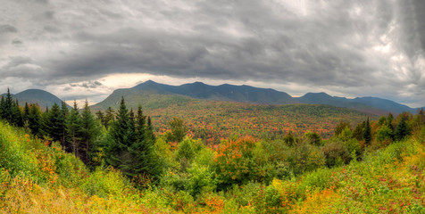 Naklejka premium Along the Kancamagus Highway