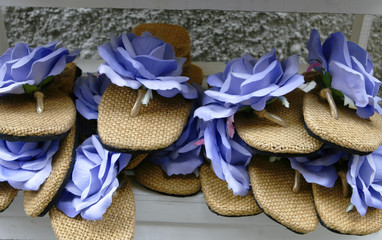 gruppo di ciabatte artigianali estive con tema floreale ecologiche