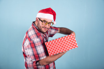 Hombre con regalos de navidad abriendo sorprendido y feliz 