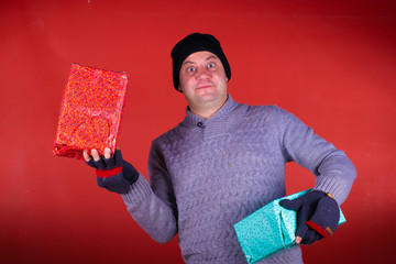 Chico con regalos de navidad feliz y sorprendido 