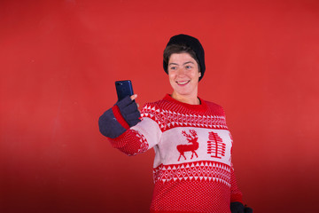 Chica selfie con el telefono movil y dolares