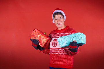chica feliz regalos navidad isolated dando regalos 