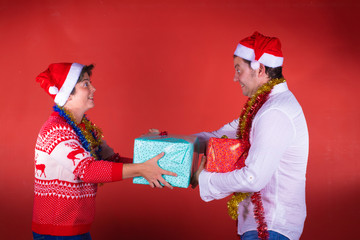 Pareja intercambiando regalos de navidad ilusion