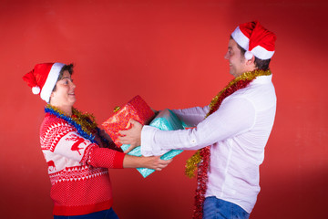 Pareja intercambiando regalos de navidad ilusion