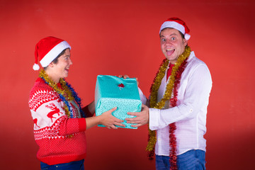 Pareja intercambiando regalos de navidad ilusion