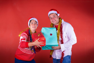 Pareja intercambiando regalos de navidad ilusion