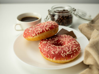 Różowy donut z posypką. Kawa i czekolada. Widok z góry, jasne tło. © PhotoHunter