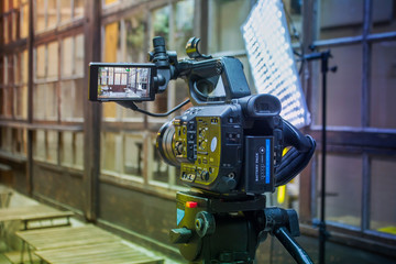Caméra vidéo numérique filme sur un plateau de tournage