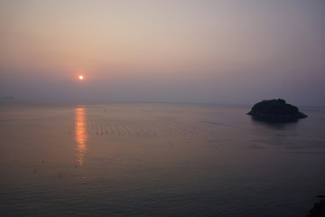 Fototapeta na wymiar 바다로 지고 있는 태양이 만들어 낸 풍경
