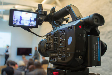 caméra vidéo en captation de conférence