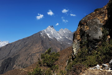Fototapeta premium Himalayan mountains. Trekking to Everest. The tops of the mountains are covered with snow.