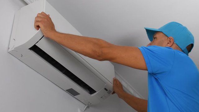 Professional repairman repair air conditioning.