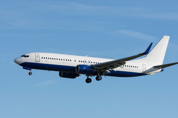avión de linea volando