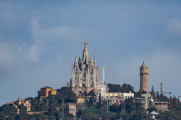 catedral o iglesia, torre y abajo parque de atracciones