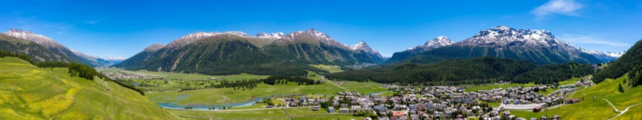 Panoramabild von Celerina/Schlarigna, Schnee bedeckte Gipfel im Hintergrund