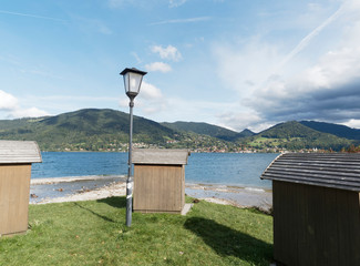 Plage et aire de repos au bord du lac de Tegernsee à Bad Wiessee en Haute-Bavière