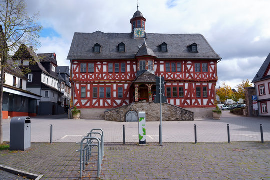 Die verzierte Fassade des alten Rathauses in Hadamar einem denkmalgesch&uuml;tzten Fachwerkhaus...