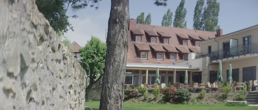 a hotel with it&rsquo;s green garden on a sunny summer day - Ein Hotel mit gr&uuml;nem Garten und Terasse an einem sonnigen Sommertag 4K ProRes Footage
