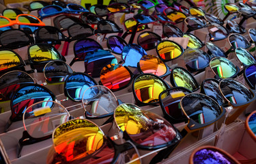 Sonnenbrillen bunt Gardasee Italien Urlaub Souvenir Markt Tourismus Kitsch Ferien Farben Schutz...
