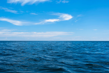 Obraz premium Ocean i Seascape. Błękitne niebo i biała chmura