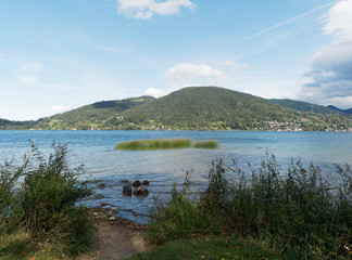 Fototapeta na wymiar Paysage de Haute-Bavière. Vue sur le lac de Tegernsee et les sommets alpins autour du lac depuis le sentier de promenade de Bad Wiessee
