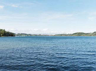 Paysage de Haute-Bavière. Vue sur le lac de Tegernsee depuis le sentier de promenade de Bad Wiessee