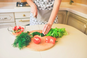 Obraz na płótnie Canvas Making healthy vegetable salad in the kitchen.