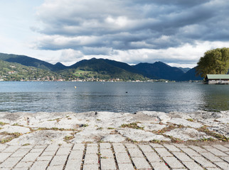 Vue sur le lac de Tegernsee et la ville en face depuis la jetée de la station thermale de Bad...