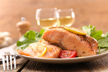 salmon fillet with lemon and salad