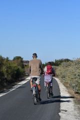 cyclotouristes sur une piste  sur l'île de Ré
