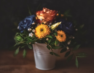Blumenstrauss auf dem Tisch