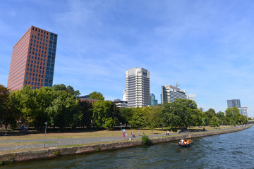 Fototapeta na wymiar Frankfurt am Main Uferpromenade