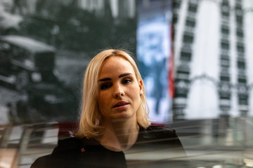 Fototapeta premium Frau in einer Zeit Reise