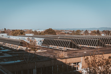 Fototapeta na wymiar Dach eines verlassenen Fabrik Gebäudes