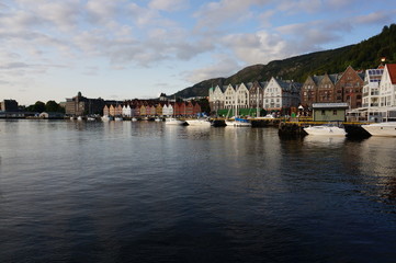 Fototapeta na wymiar water view of the historic centre of Bergen